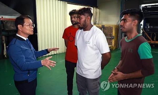 Labor Minister Lee Jeong-sik meets with foreign workers in this undated file photo. (Yonhap)