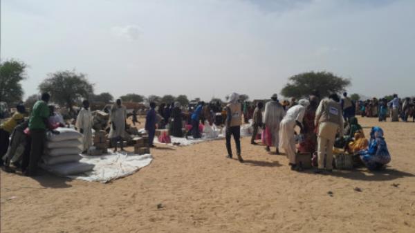 FILE PHOTO: Sudanese refugees who fled the violence in their country, gather for food given by the World Food Programme (WFP) near the border between Sudan and Chad, in Koufroun, Chad 28 April, 2023. REUTERS/Mahamat Ramadane</p>

<p>　　