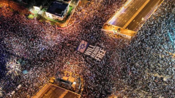 An aerial view shows people during a demo<em></em>nstration against Israeli Prime Minister Benjamin Netanyahu and his natio<em></em>nalist coalition government's judicial overhaul, in Tel Aviv, Israel, April 15, 2023. REUTERS/Ilan Rosenberg</p>

<p>　　