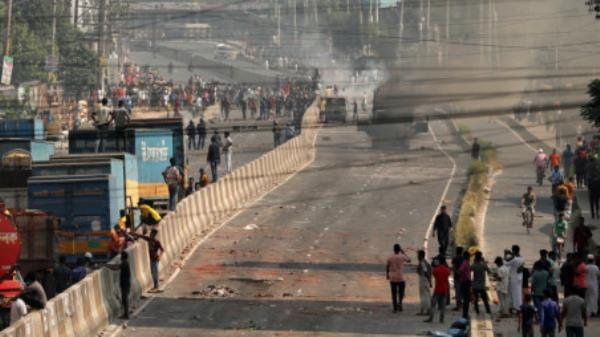 Garment workers in Gazipur take to the streets demanding higher wages. The photo was taken on 31 October 2023. Photo: Syed Zakir Hossain/TBS