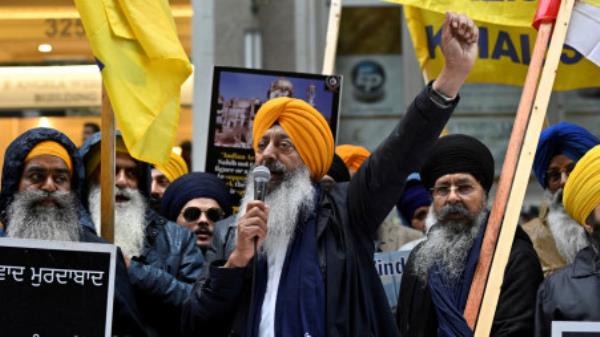 A demo<em></em>nstrator uses a microphone as others hold flags and signs as they protest outside India's consulate, a week after Canada's Prime Minister Justin Trudeau raised the prospect of New Delhi's involvement in the murder of Sikh separatist leader Hardeep Singh Nijjar, in Vancouver, British Columbia, Canada September 25, 2023. REUTERS/Jennifer Gauthier/File Photo