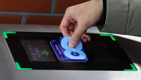 The Climate Card -- Seoul's mo<em></em>nthly transit pass -- is tapped on a card reader at a subway station in Seoul. (Yonhap)