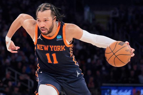 Jalen Brunson, who scored 21 points, drives down the court during the Knicks' victory.