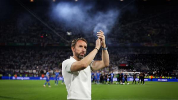 Southgate asks fans to back his players after another poor performance