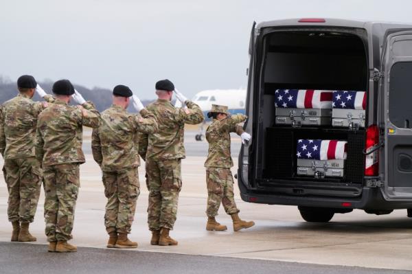 Members of the military salute during the dignified transfer of the remains of the three U.S. service members who were killed in Jordan.</p>

<p>　　