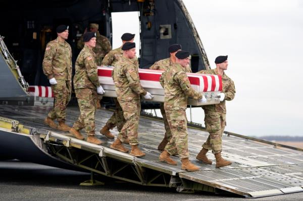 An Army carry team moves the transfer case co<em></em>ntaining the remains of U.S. Army Sgt. William Jerome Rivers, 46, of Carrollton, Ga., at Dover Air Force ba<em></em>se, Del., Friday, Feb. 2, 2024.</p>

<p>　　