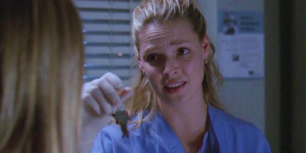 Katherine Heigl as Izzie Stevens Holding Out Keys in Grey's Anatomy Season 1