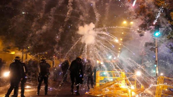 Police forces clash with youths in Nanterre, outside Paris</p>

<p>　　Pic:AP