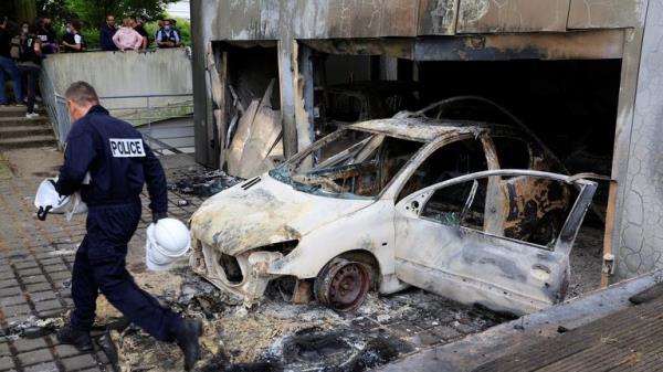 French police stand next to municipal police cars, burnt during night clashes between protesters and police, following the death of Nahel, a 17-year-old teenager killed by a French police officer in Nanterre during a traffic stop, at a police station in Mons-en-Baroeul, near Lille, northern France, June 29, 2023. REUTERS/Pascal Rossignol</p>

<p>　　