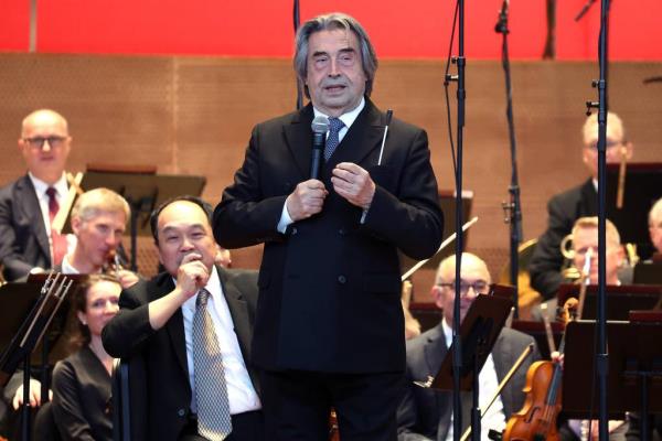 Riccardo Muti speaks to the audience after co<em></em>nducting the Chicago Symphony Orchestra in his “Co<em></em>ncert for Chicago