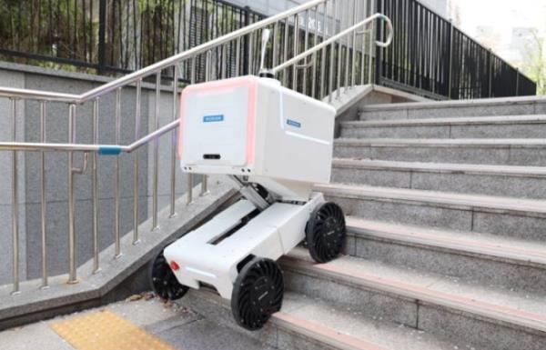 Mobinn's　delivery　robot　navigating　stairs　during　a　successful　test　run