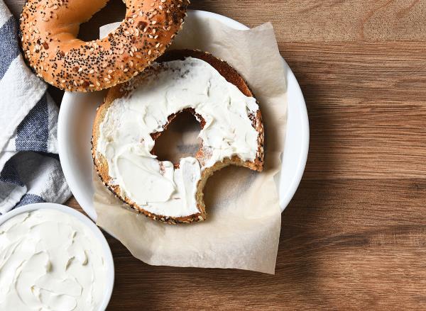 lenders whole wheat bagels in packaging