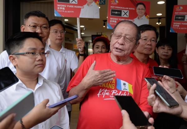 Kit Siang: Dr Mahathir ‘eating his own words’ a<em></em>bout PAS, Hadi after being appointed unofficial advisor to PN states