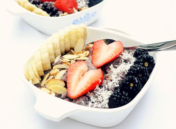 banana blueberry steel cut oatmeal topped with sliced bananas strawberries almo<em></em>nds coco<em></em>nut blackberries