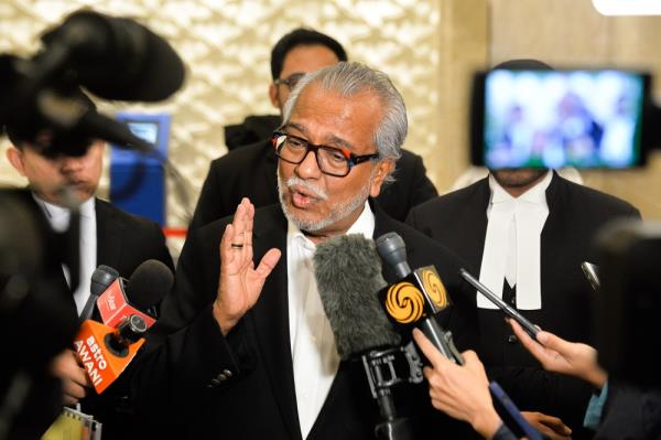 Lead defence lawyer Tan Sri Muhammad Shafee Abdullah said the prosecution will have two options of either dropping the charges or co<em></em>ntinuing the case without amending the charges. — Picture by Miera Zulyana