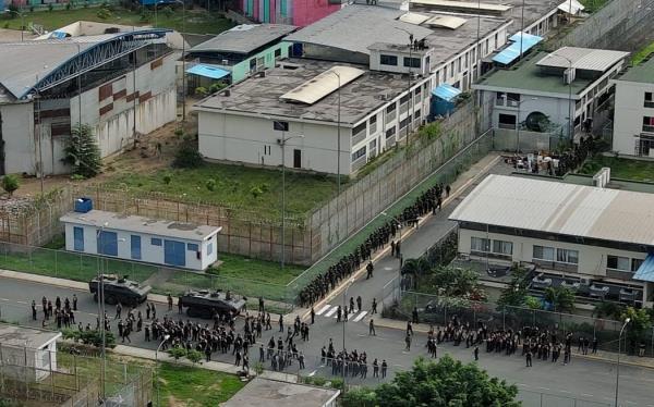 Aerial view showing security forces during an operation at the Regio<em></em>nal 8 prison complex in Guayaquil, Ecuador, on January 18, 2024. The Ecuadoran army and police on Thursday launched an operation in a vast penitentiary complex in the port city of Guayaquil, the nerve center of the government's war on drug gangs. (Photo by Marcos PIN / AFP)