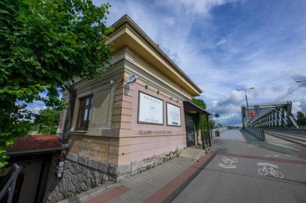 The toll house on the Petr?alka Danube bank. 