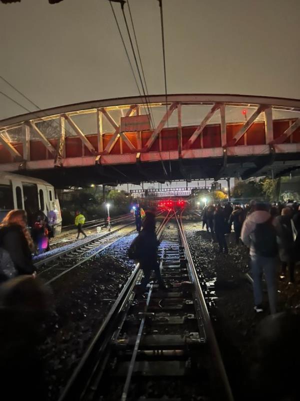 Hundreds of people were pictured walking down the tracks to escape the lo<em></em>ndon train breakdown 