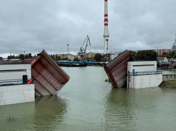 Preparations for the Danube's peak in Komárno on September 16, 2024.