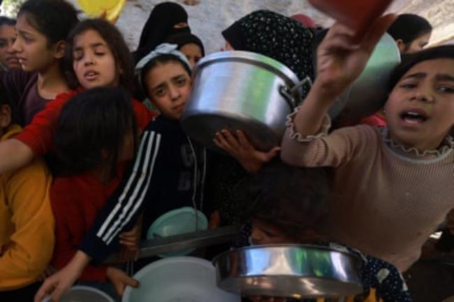 Children queue for food and bread do<em></em>nations in the southern Gaza city of Rafah.