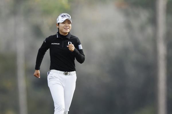 Lee So-mi of South Korea walks toward the first green during the fifth round of the LPGA Q-Series at Robert Trent Jo<em></em>nes Golf Trail at Magnolia Grove in Mobile, Alabama, on Tuesday. (Yonhap)