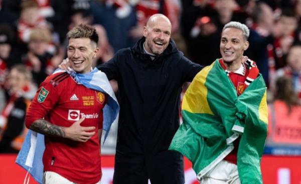 Manchester United boss Erik ten Hag with Lisandro Martinez and Antony