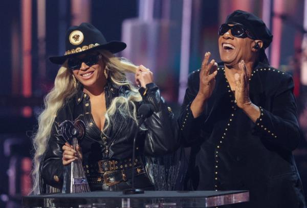 Beyoncé and Stevie Wo<em></em>nder at the iHeartRadio Music Awards.