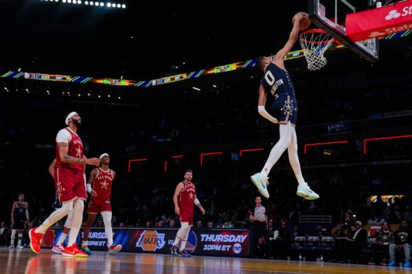 Tyrese Haliburton soars for an unco<em></em>ntested dunk.