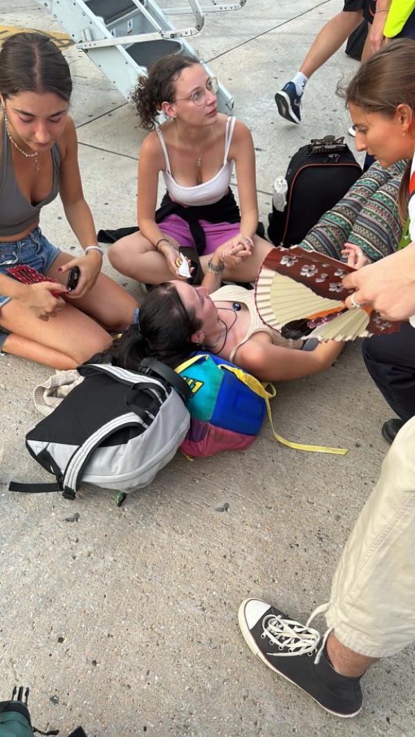 Passengers appeared to faint from the extreme heat on board the stalled plane.