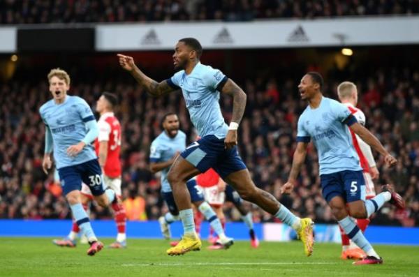 Ivan To<em></em>ney scores for Brentford against Arsenal