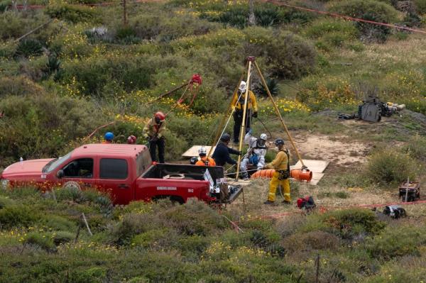 A photo of rescue workers taking bodies out of a well in Baja California.