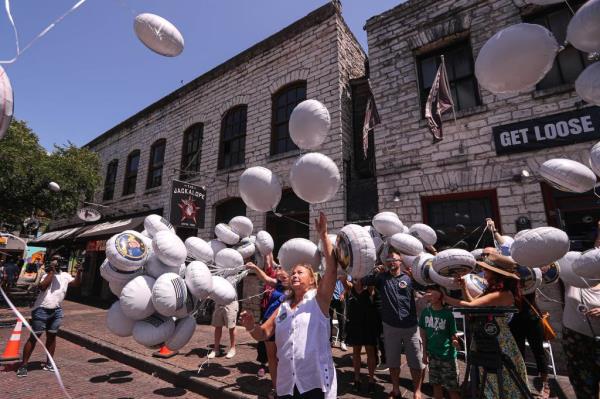 Julia Kantor releases balloons on the street wher<em></em>e her son was murdered. She blamed the city council for enabling crime