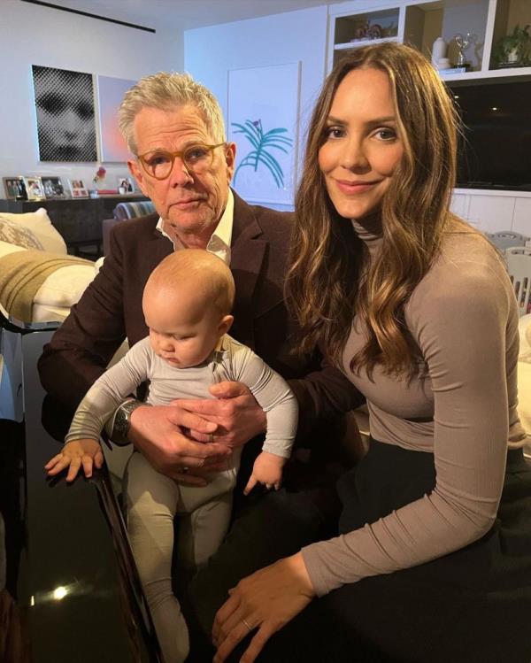 Katharine McPhee and David Foster with toddler son, Rennie, in February 2021.</p>

<p>　　