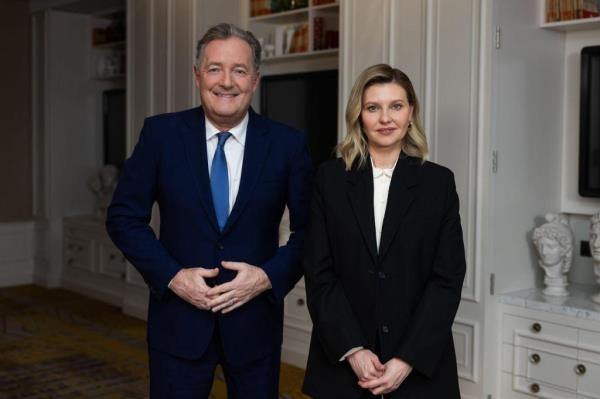 Piers Morgan and Ukraine First Lady Olena Zelenska in suits standing together for a promotio<em></em>nal photo,