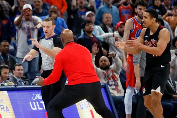 Chaauncey Billups argues with referees after not being granted a timeout.