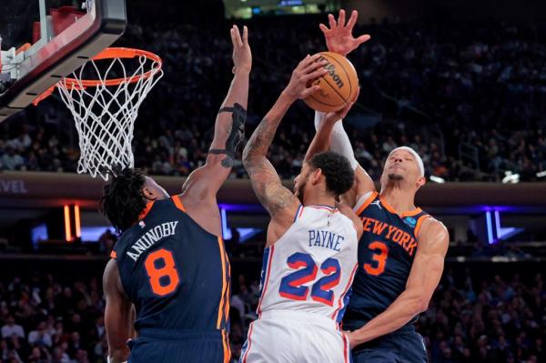 OG Anunoby (left) and Josh Hart look to block Cameron Payne's shot during the Knicks' win over the 76ers.