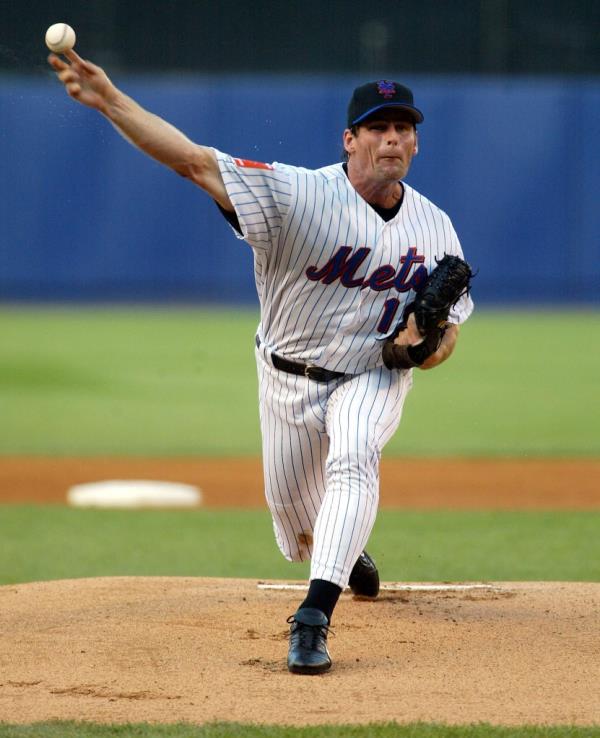 Scott Erickson pitching in 2004. 