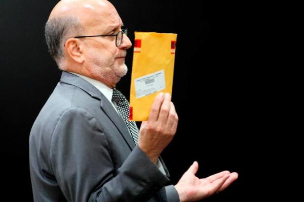 Defense attorney Stuart Adelstein holds up an evidence envelope co<em></em>ntaining a cell phone during his closing argument in the trial of Jamell Demons, better known as rapper YNW Melly, at the Broward County Courthouse in Fort Lauderdale on Wednesday, July 20, 2023. Demons, 22, is accused of killing two fellow rappers and co<em></em>nspiring to make it look like a drive-by shooting in October 2018. (Amy Beth Bennett / South Florida Sun Sentinel)