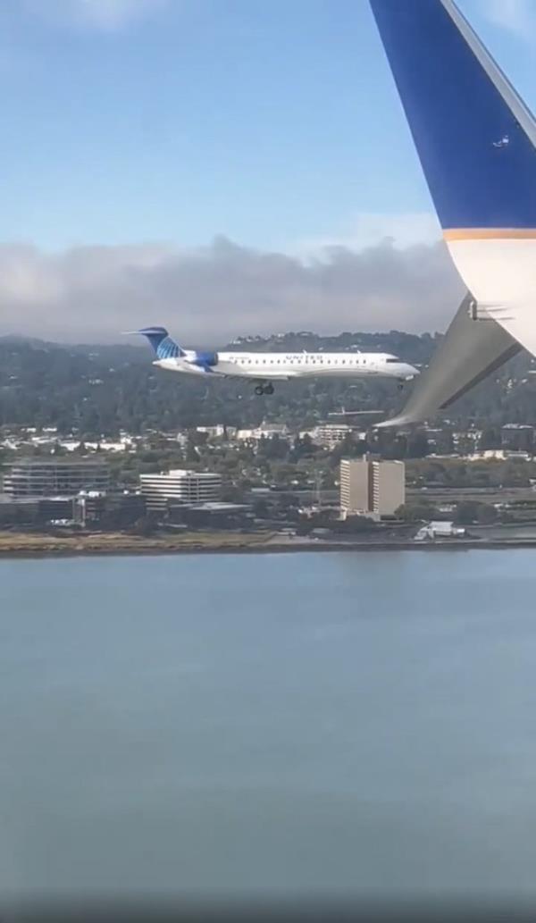 Passenger spots plane 'hanging in mid-air' over San Francisco in bizarre optical illusion