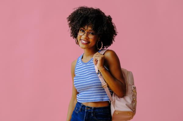 A woman wearing a fashio<em></em>nable back-back.