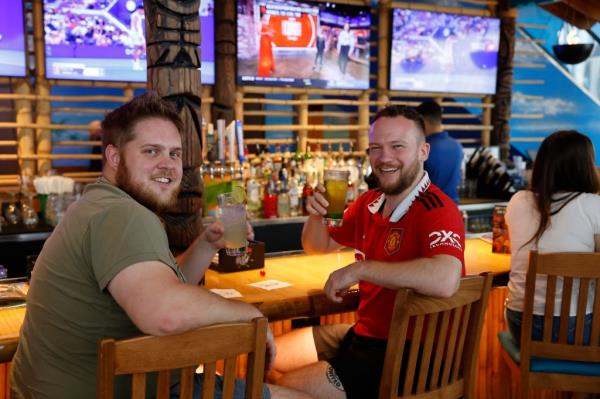 Alex Turner (right) ho<em></em>nored Buffet by visiting Margaritaville in Times Square for the first time on Sunday.