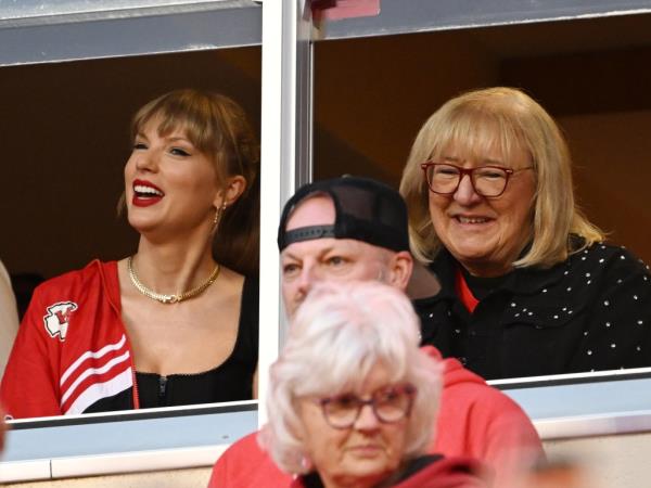 Pop superstar Taylor Swift, left, and Do<em></em>nna Kelce, mother of Chiefs tight end Travis Kelce, watching a game.