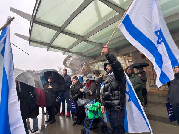 Protesters wave Israel flag outside the Brooklyn Museum.