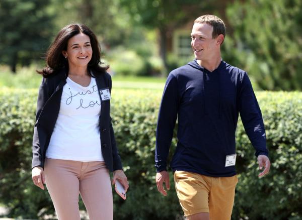 me<em></em>ta CEO Mark Zuckerberg (right) and his then-COO, Sheryl Sandberg, had a falling out over his decision to pivot to the me<em></em>taverse, according to a report.