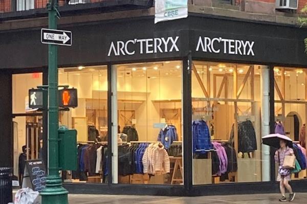 High-end apparel and equipment store Arc'teryx is replacing Aritzia in Rockefeller Center.