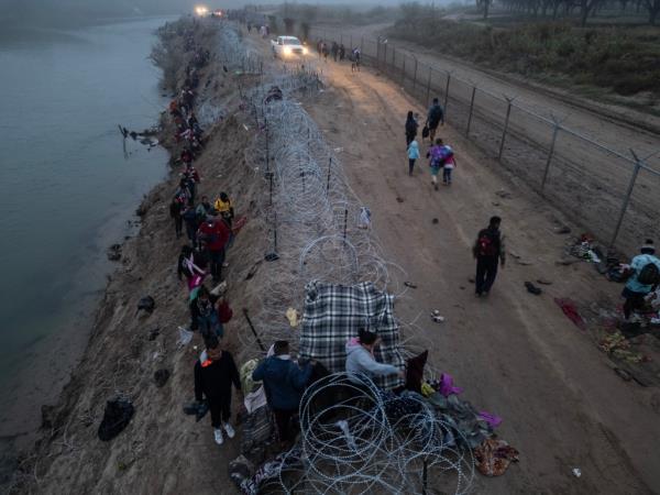 Texas razor wire near border