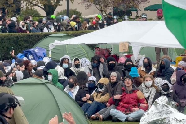 A crowd of demo<em></em>nstrators gathered on Columbia University's campus.