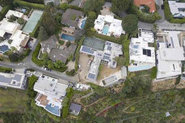 leo<em></em>nardo dicaprio renovating bird streets estate